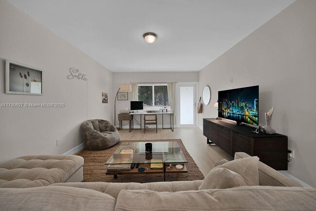 Building Photo - 4780 Pine Tree Dr