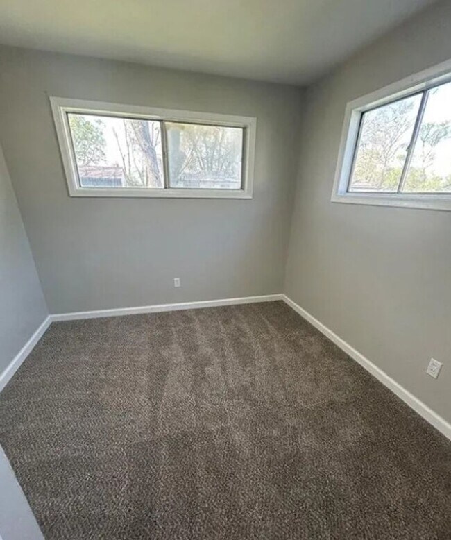 Foto del edificio - 1711 Parklane Dr