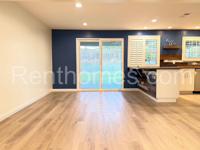 Foto del edificio - 13710 Utopia Rd