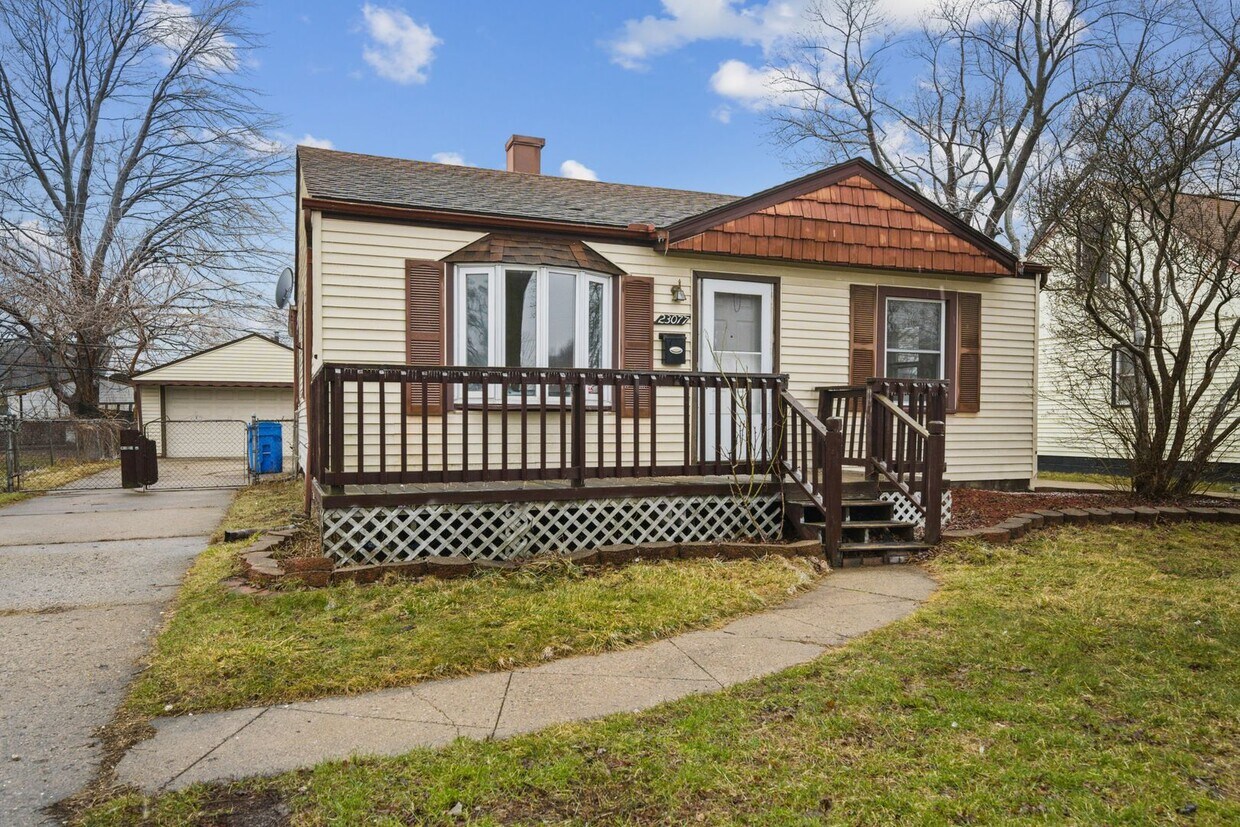 Primary Photo - Charming Home in Warren