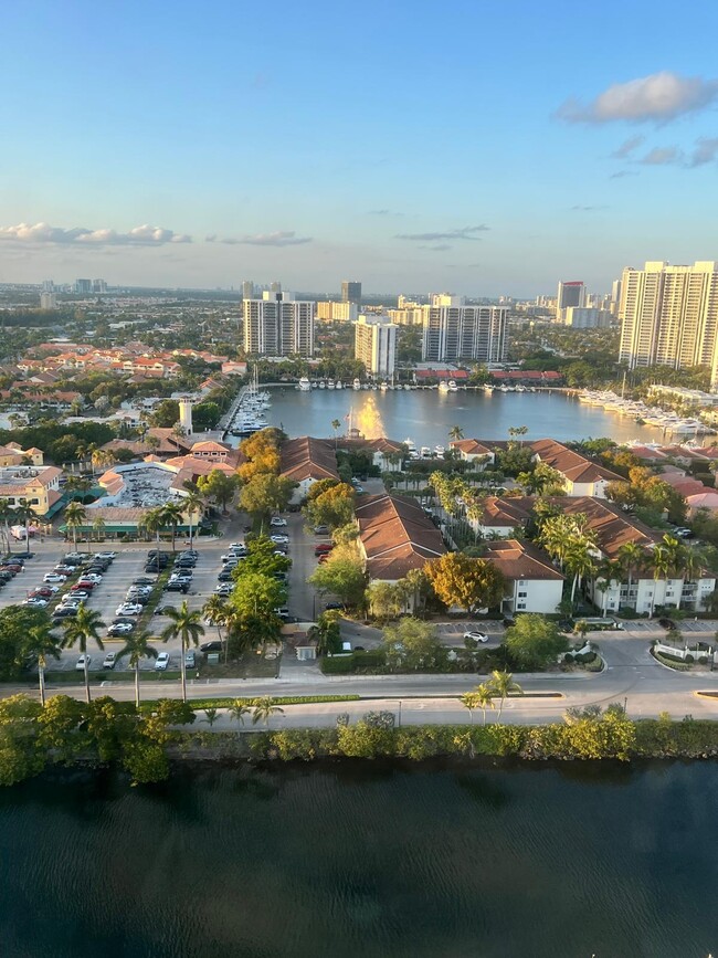 Foto del edificio - 3625 N Country Club Dr