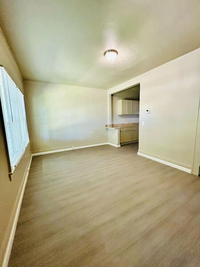 Foto del edificio - 573 N Minaret Ave