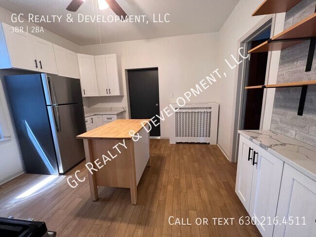 Foto del edificio - ***SINGLE FAMILY HOME / 3 BDRM + OFFICE / ...