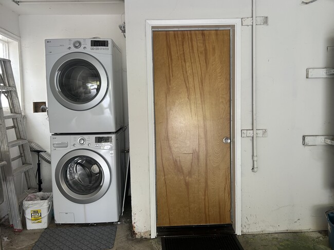 Building Photo - 187 Oakridge Dr