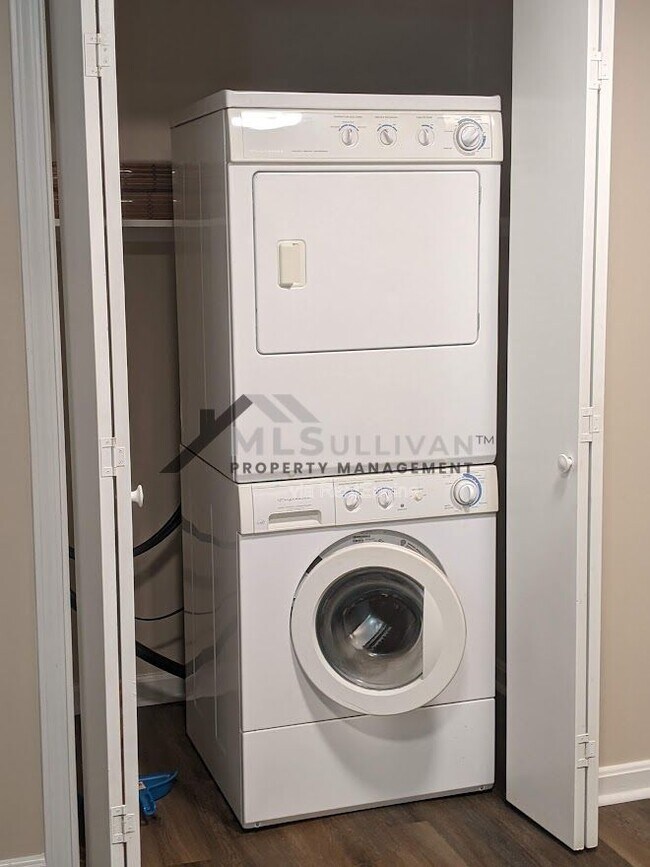 Building Photo - 809 Carter Ave