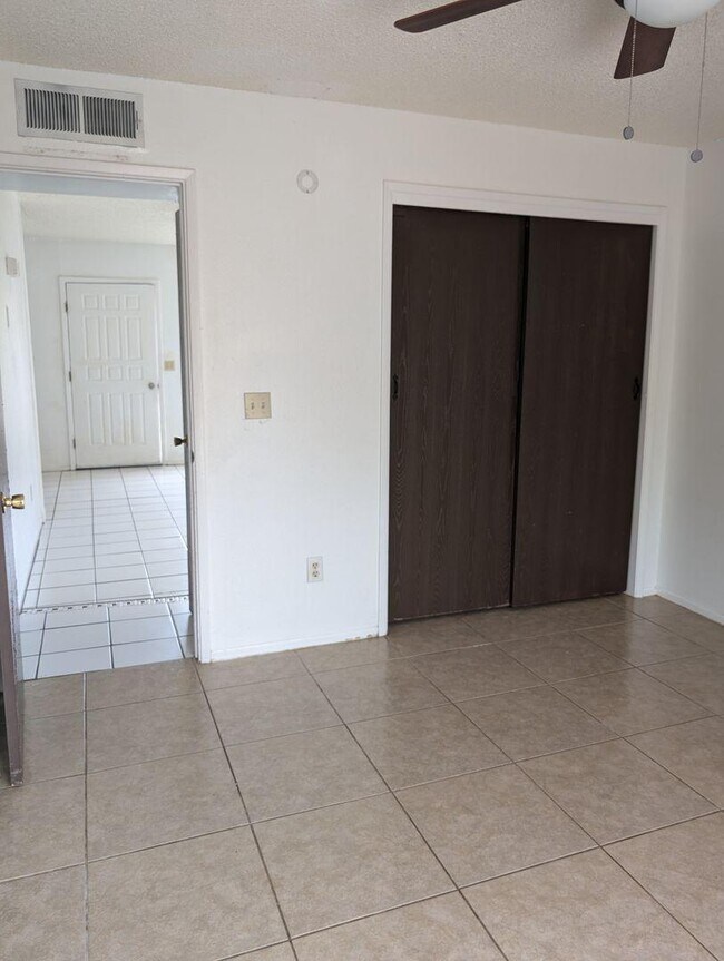 Foto del edificio - 1015 E Halcyon Rd