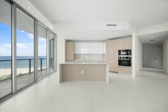 Building Photo - 3100 N Ocean Dr