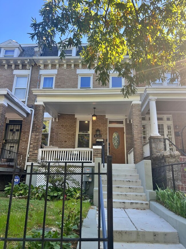 Building Photo - Lovely 3 BR/3.5 BA Townhome in Petworth!