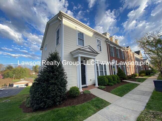 Foto del edificio - Colonial Green Row Home with Two Car Garage