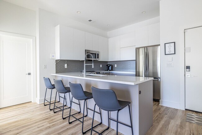 Building Photo - Top Floor 2bd/2ba Condo in East Atlanta, Perfect Roommate Setup!