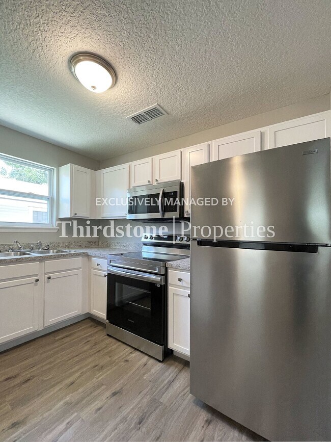 Building Photo - 656 Linwood Ave