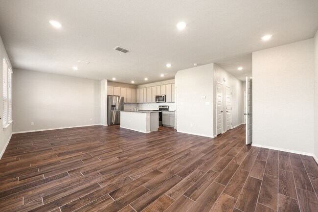 Foto del edificio - All Appliances Included!!  Like New Open Floor Plan!!!