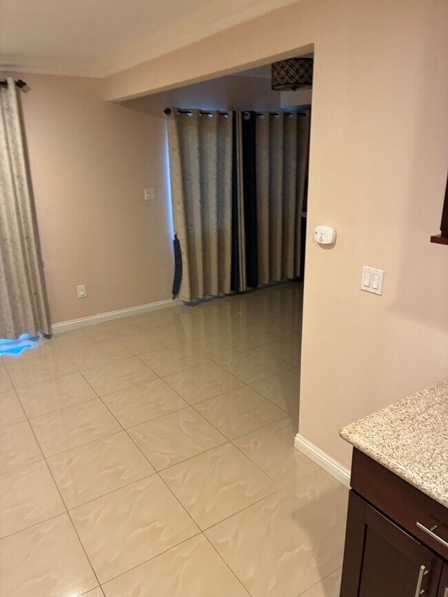 Foto del edificio - BEAUTIFUL 3 BED 2.5 BATHROOM!!!