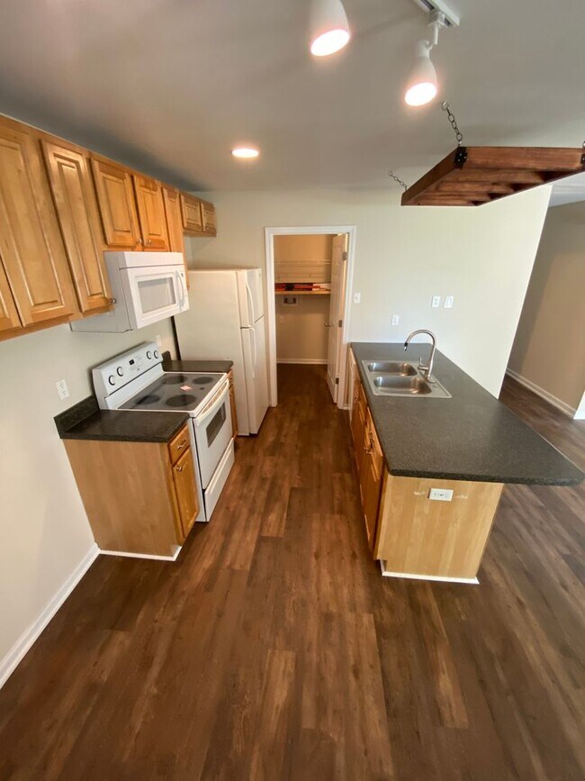 Building Photo - 4 Bedroom home located in the St. Martin S...