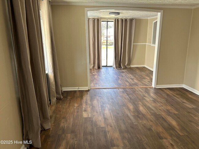 Foto del edificio - 178 Rosalyn Rd