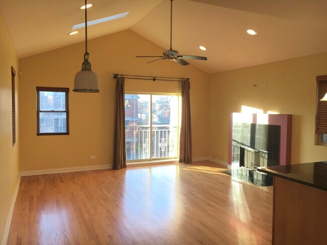 Living room - 1531 N Campbell Ave
