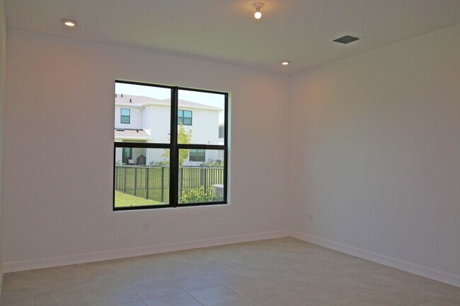 Building Photo - 14050 SW Thorens Dr