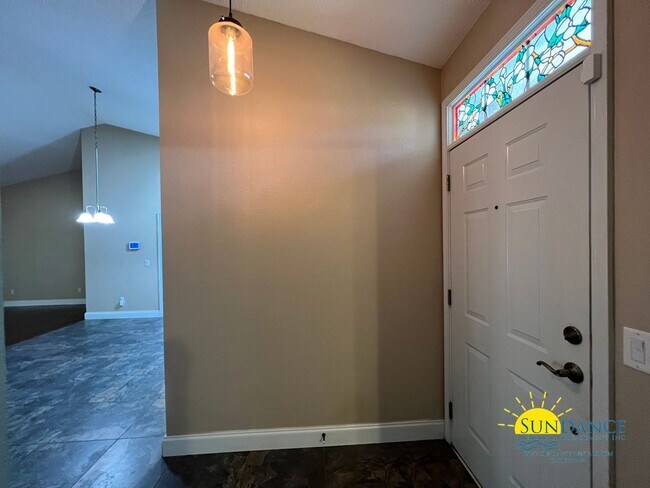 Building Photo - Grand 3 Bedroom Home in Holley by the Sea!