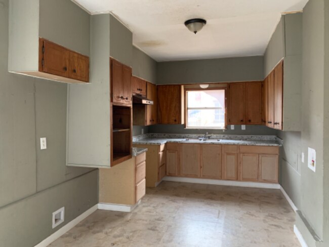 Building Photo - 705 College St