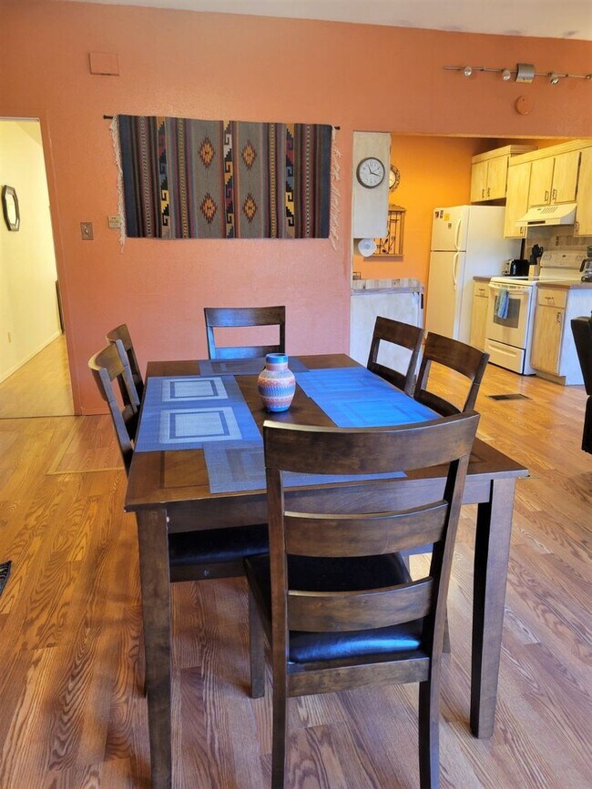 Building Photo - Fully Furnished Condo - Available for mont...