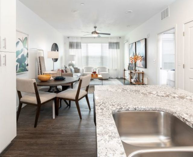 Hermosa sala de estar y cocina al aire libre - Parc View Apartments & Townhomes