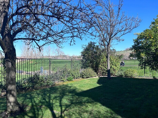 Building Photo - Golf Course View!
