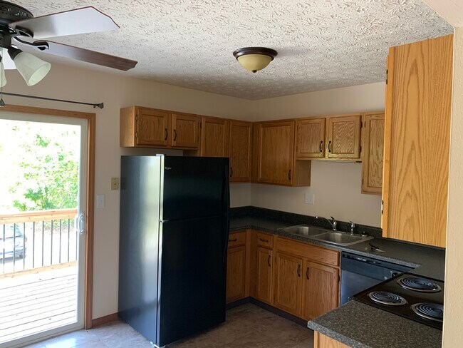 Building Photo - 100 Rolling Oaks Dr