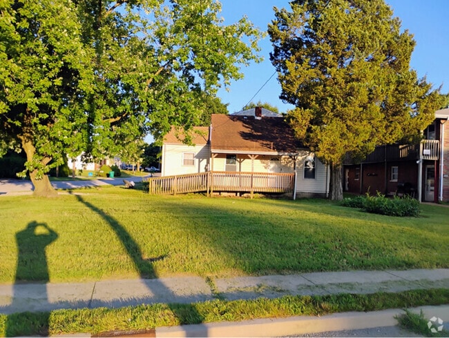 Building Photo - 3600 Falling Springs Rd