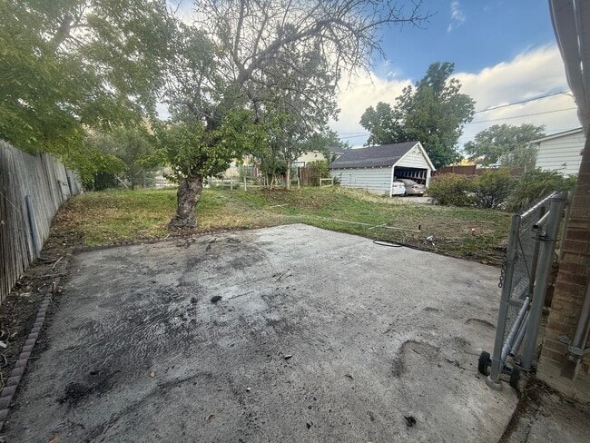 Building Photo - Cute Price Home