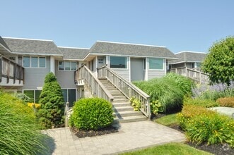 Building Photo - 806 Bluffs Dr N