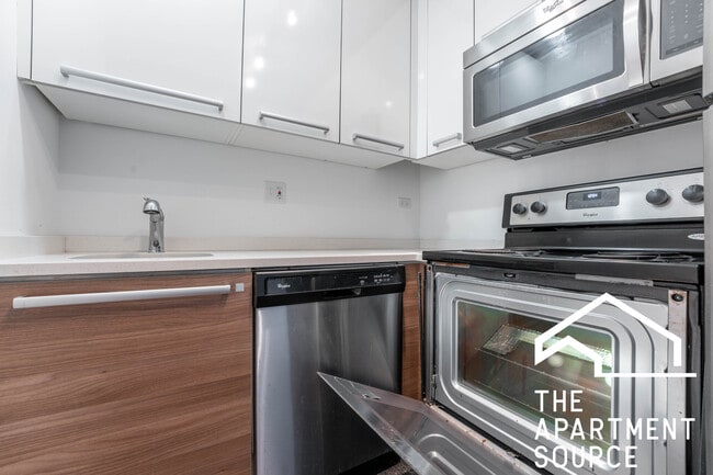 Building Photo - 925 W Carmen Ave