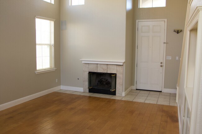 Building Photo - 925 Oak Brook Way