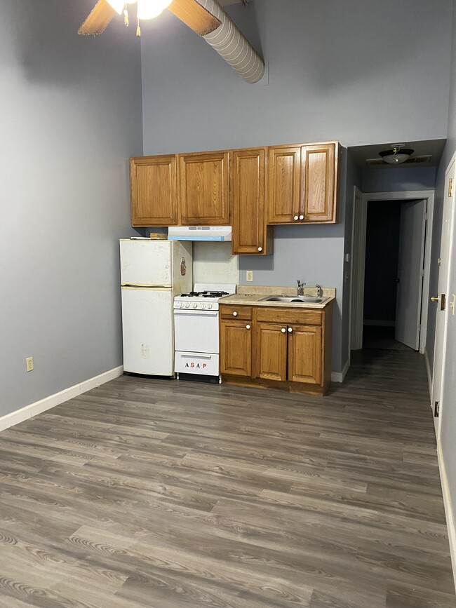 Kitchen - 1016 W 7th St