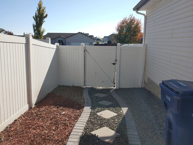 Building Photo - Beautiful Home in the Landings Neighborhood