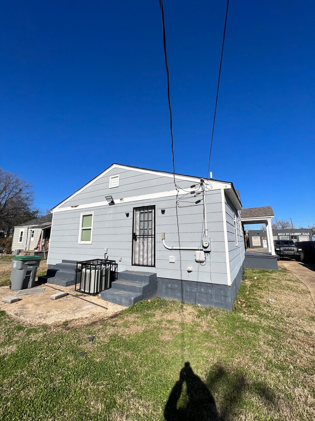 Building Photo - 2025 Boyle Ave