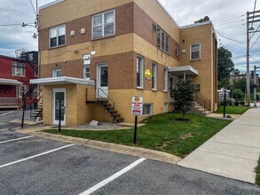 Building Photo - 902 Columbia Ave