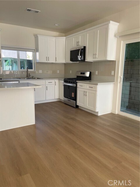 Foto del edificio - 18543 Ingomar St