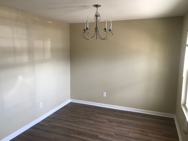 Building Photo - For Lease - 2 Bed, 2.5 Bath, 1215 sqft Tow...