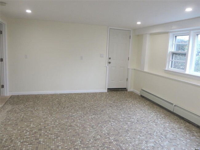 Building Photo - 128 Godfrey Ln