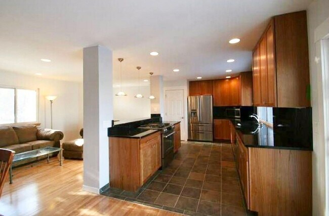 Building Photo - Spacious Martin Acres 5 bedroom Home Available 8/1/2026