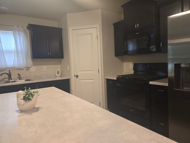 Foto del edificio - Modern comfort meets convenience in this b...