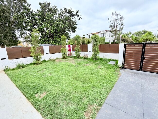 Jardín delantero - Compartido - 1265 Keniston Ave