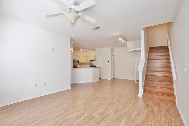 Building Photo - Beautiful 2/2 Three Story Condo with a Bon...