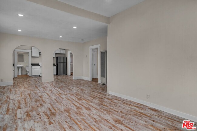 Building Photo - 2816 W Jefferson Blvd