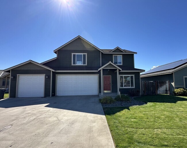 Building Photo - 3 Bed, 2.5 Bath + BONUS Room with HUGE Mas...
