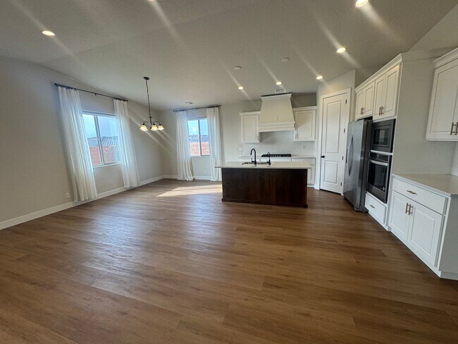Building Photo - 3 Bedroom Home VIEWS VIEWS VIEWS!