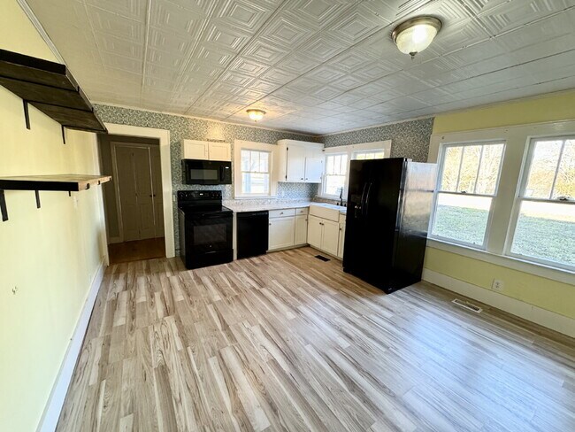 Foto del edificio - Charming 3-Bed, 2-Bath Home in Westminster...