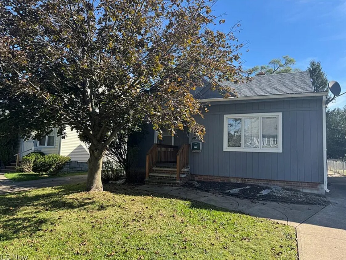 Foto principal - Single Family Home 3 beds 2 bath Available Now!