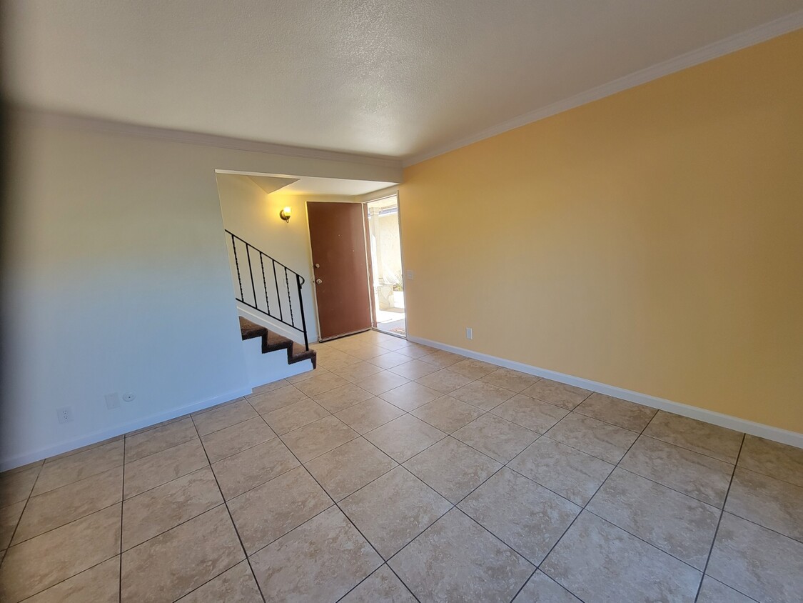 1st Floor Lining Room and Entrance - 4574 Plumosa Dr