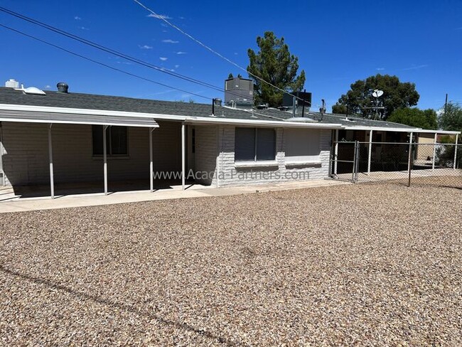 Building Photo - Three Bedroom Duplex